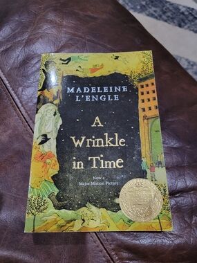 A Wrinkle in Time by Madeleine L'Engle - Illustrated Cover
